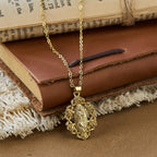 Collar con Dije de la Virgen Coronada de Rosas: Símbolo de Gracia y Protección Sagradas