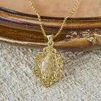 Collar con Dije de la Virgen Coronada de Rosas: Símbolo de Gracia y Protección Sagradas