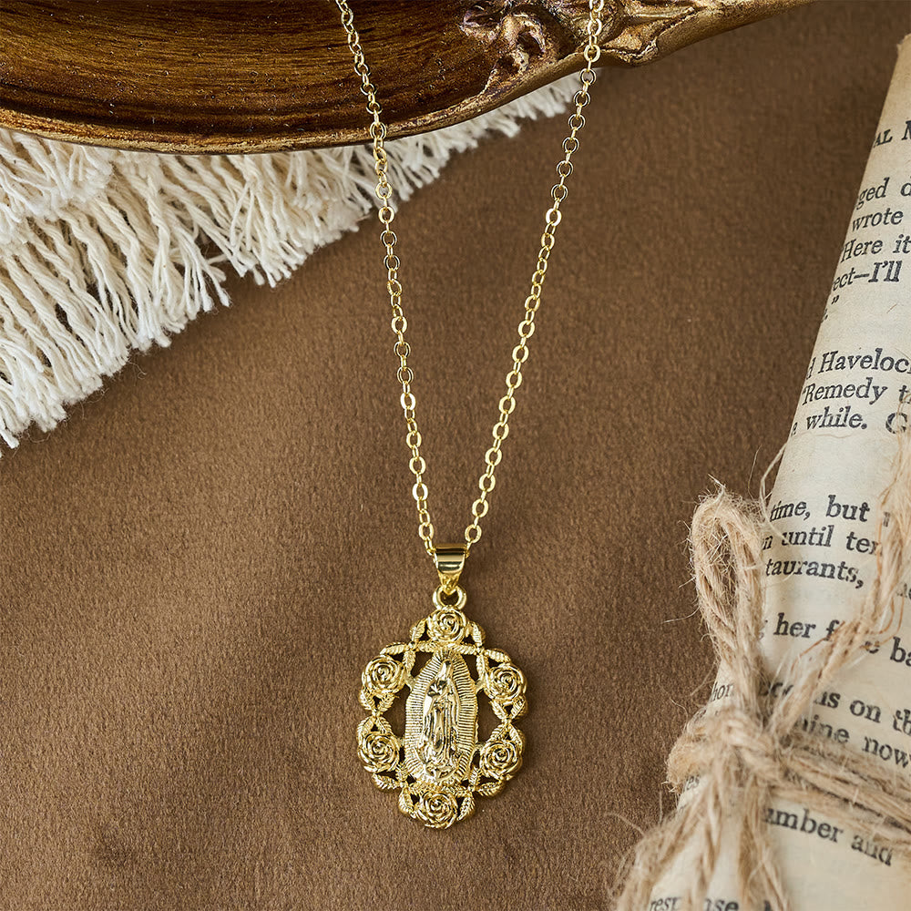 Collar con Dije de la Virgen Coronada de Rosas: Símbolo de Gracia y Protección Sagradas