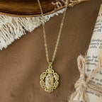 Collar con Dije de la Virgen Coronada de Rosas: Símbolo de Gracia y Protección Sagradas