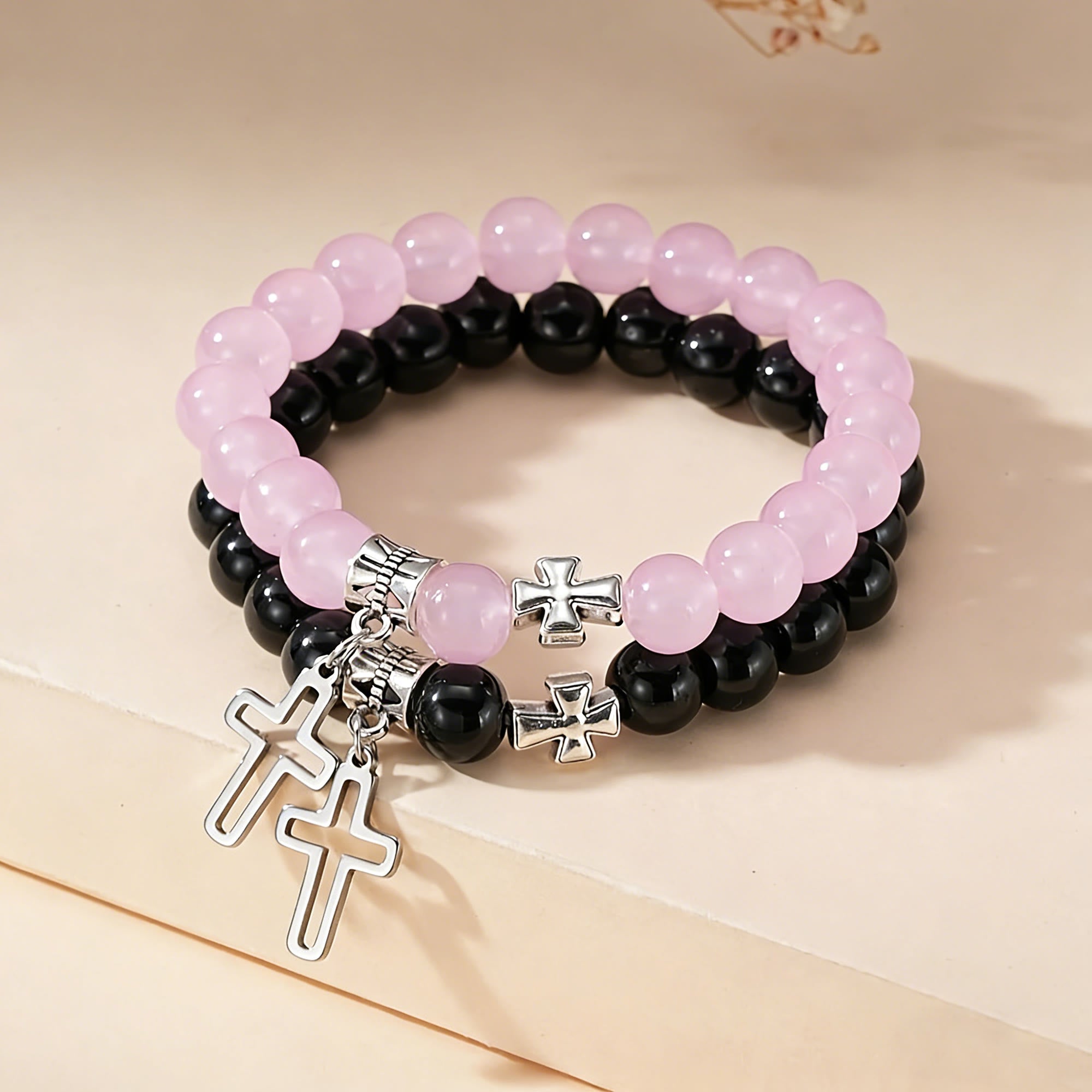 Set de Pulseras de Cuentas con Dije de Cruz en Dos Tonos: Símbolo de Fe en Cada Uso