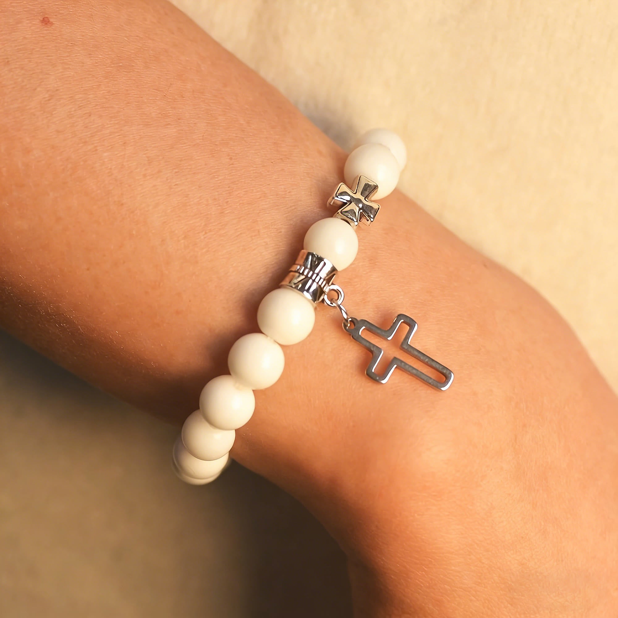 Set de Pulseras de Cuentas con Dije de Cruz en Dos Tonos: Símbolo de Fe en Cada Uso