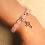 Set de Pulseras de Cuentas con Dije de Cruz en Dos Tonos: Símbolo de Fe en Cada Uso