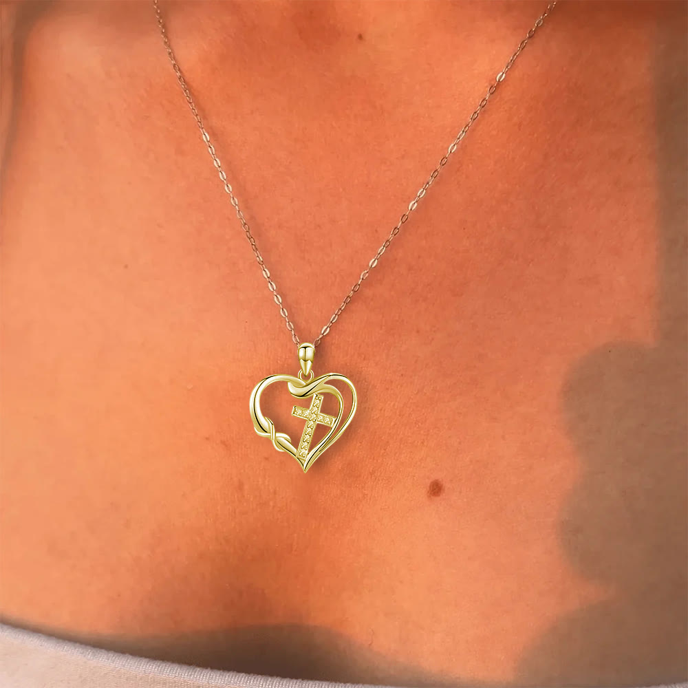 Collar de Corazón y Cruz: Devoción y Elegancia Eterna