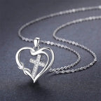 Collar de Corazón y Cruz: Devoción y Elegancia Eterna