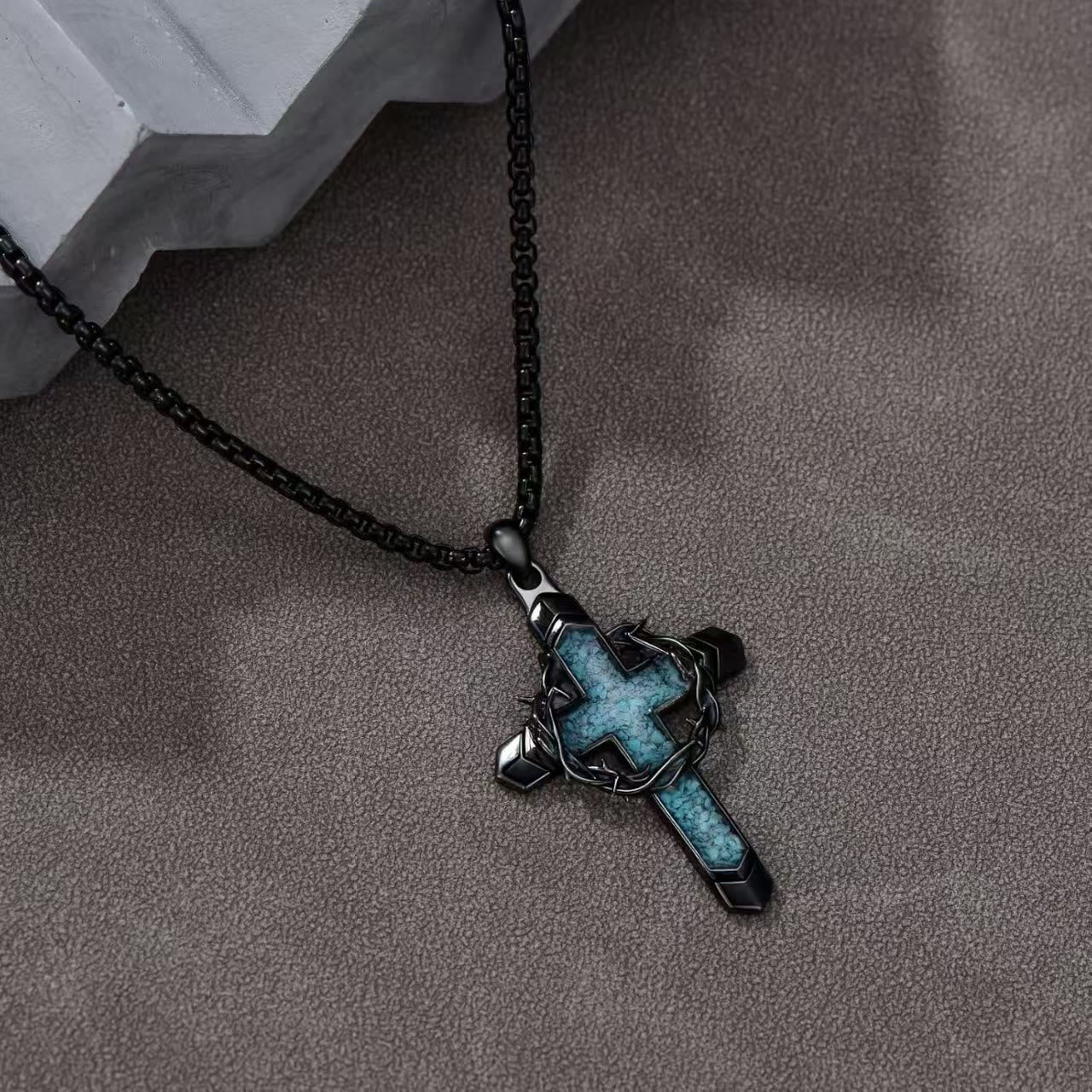 Collar con Dije de Cruz Envuelta en Espinas: Símbolo del Amor Sacrificial de Cristo