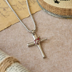 Collar de Cruz de Béisbol Filipenses 4:13 con Detalle de Llama: Fuerza Divina y Fe Atlética