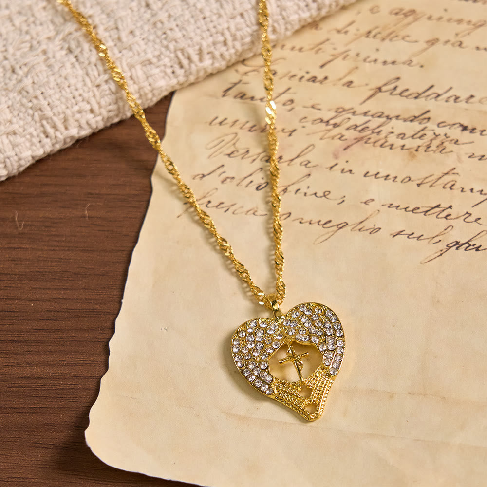 Collar de Corazón con Cruz y Alas de Ángel con Circonias: Símbolo de Amor y Gracia Divinos