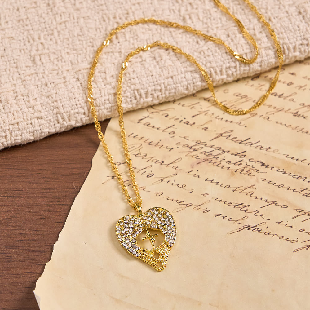 Collar de Corazón con Cruz y Alas de Ángel con Circonias: Símbolo de Amor y Gracia Divinos