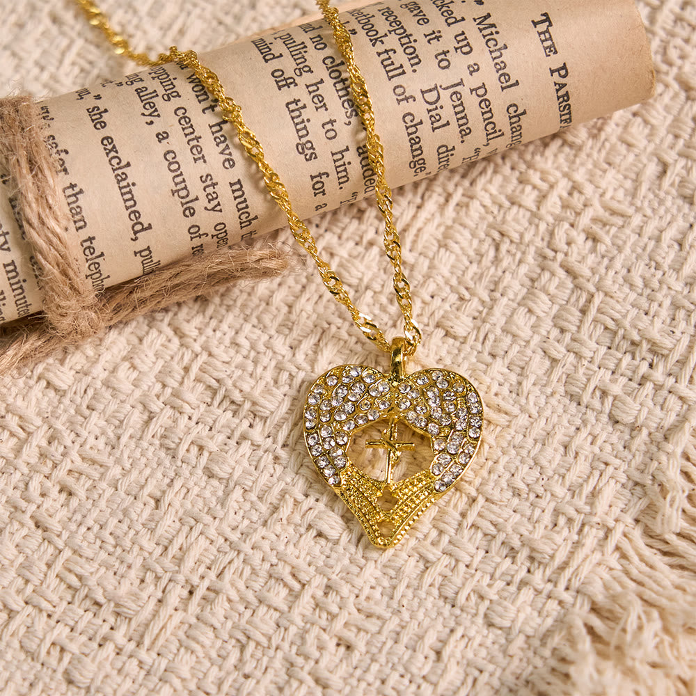 Collar de Corazón con Cruz y Alas de Ángel con Circonias: Símbolo de Amor y Gracia Divinos