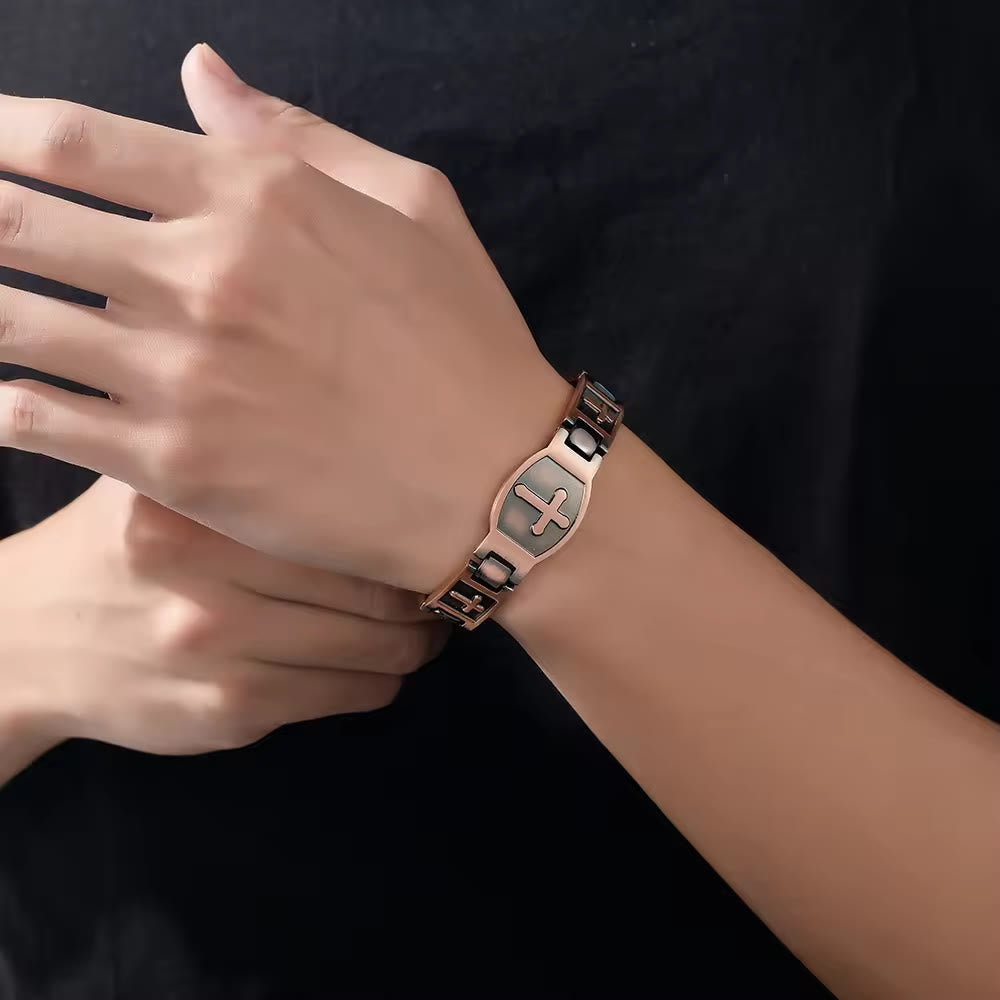 Pulsera de Cadena de Eslabones con Cruz Grabada: Símbolo de Fuerza Divina y Fe