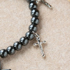Pulsera de Cuentas de Hematita con Cruz y Mini Crucifijos: Protección Divina y Fe