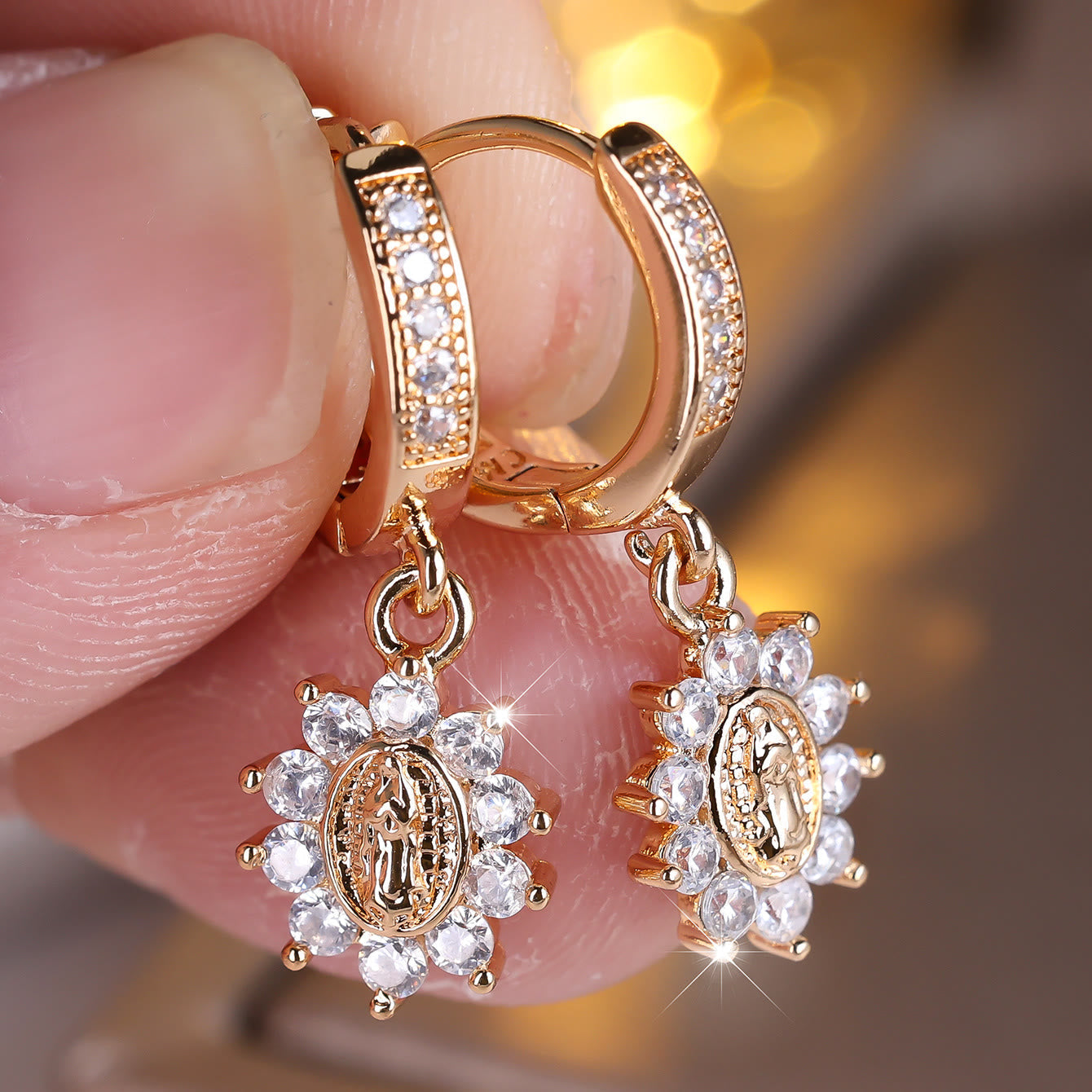 Aretes Huggie de Virgen con Halo de Circonia y Medallón Radiante VIP