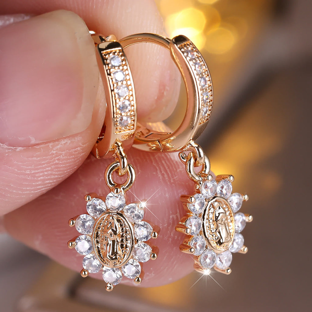 Aretes Huggie de Virgen con Halo de Circonia y Medallón Radiante