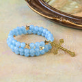 Pulsera Envolvente de Cuentas de Cristal Azul con Separadores de Estrella y Crucifijo Dorado