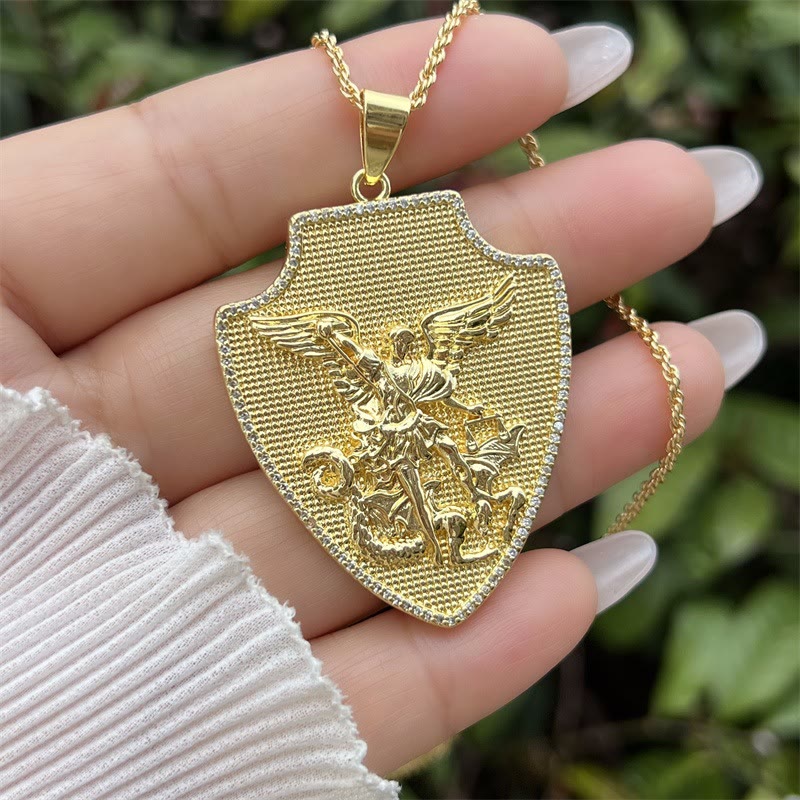 Collar con Medallón de San Miguel y San Cristóbal: Símbolo de Protección y Guía Divina
