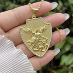 Collar con Medallón de San Miguel y San Cristóbal: Símbolo de Protección y Guía Divina