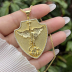 Collar con Medallón de San Miguel y San Cristóbal: Símbolo de Protección y Guía Divina