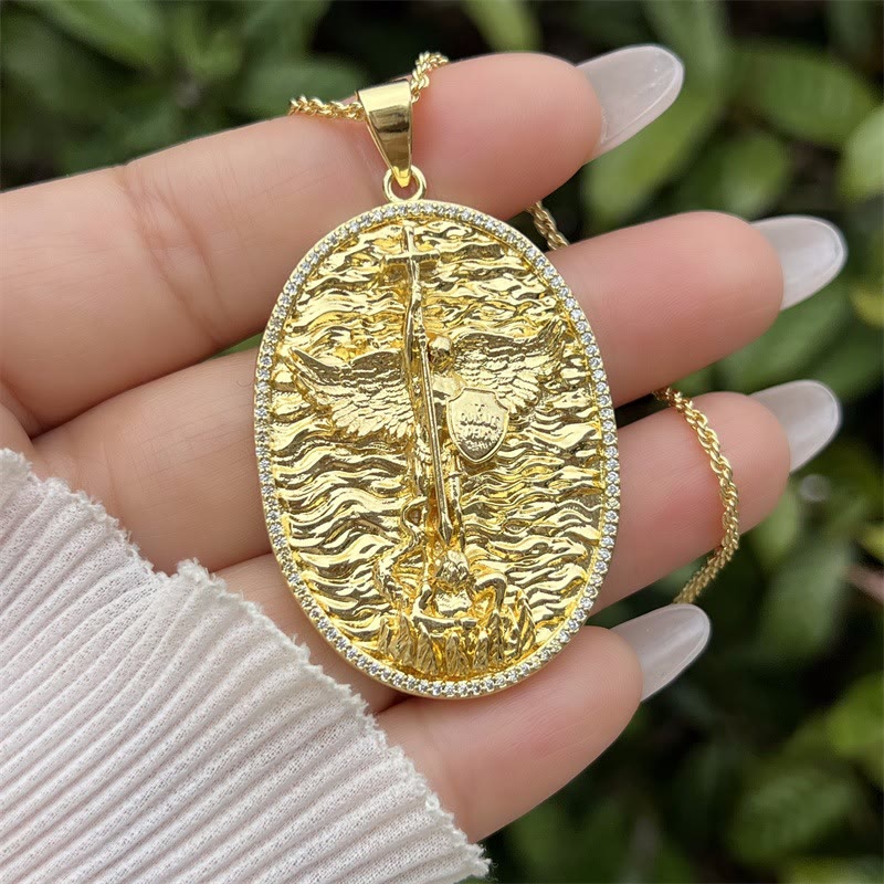 Collar con Medallón de San Miguel y San Cristóbal: Símbolo de Protección y Guía Divina