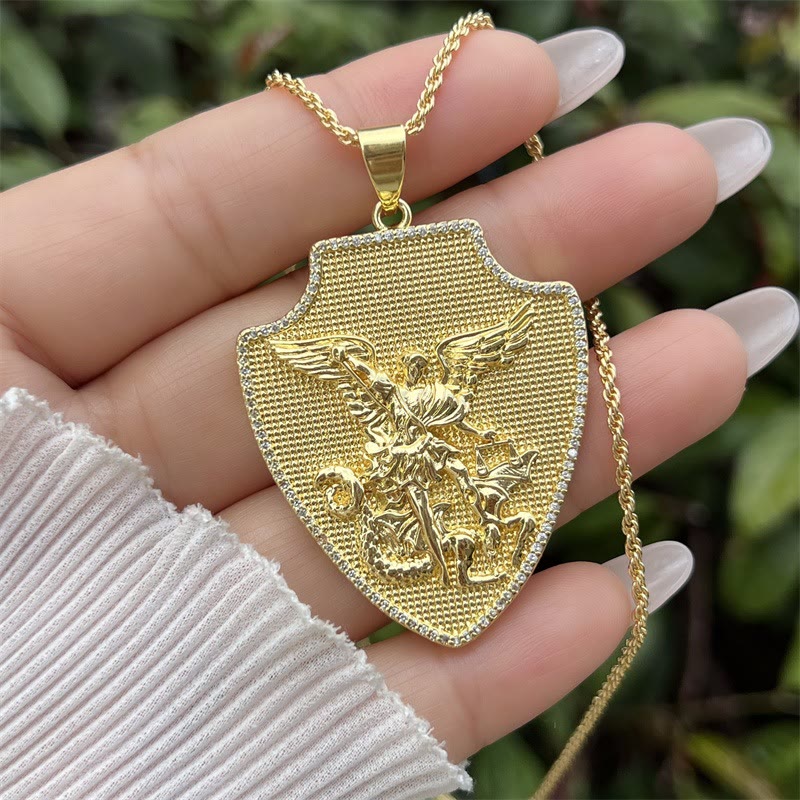 Collar con Medallón de San Miguel y San Cristóbal: Símbolo de Protección y Guía Divina