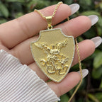 Collar con Medallón de San Miguel y San Cristóbal: Símbolo de Protección y Guía Divina