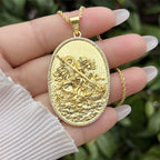 Collar con Medallón de San Miguel y San Cristóbal: Símbolo de Protección y Guía Divina