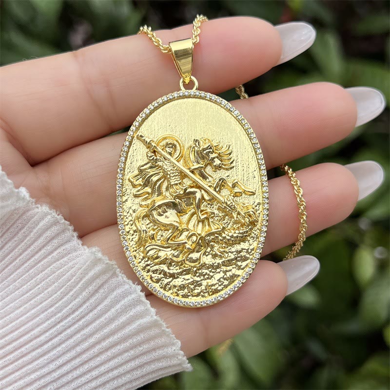 Collar con Medallón de San Miguel y San Cristóbal: Símbolo de Protección y Guía Divina