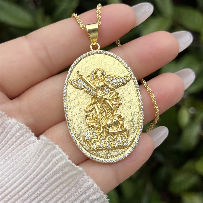 Collar con Medallón de San Miguel y San Cristóbal: Símbolo de Protección y Guía Divina