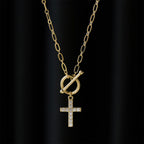 Collar de Cruz con Cierre de Barra y Circonia Pavé: Símbolo de Fe Sagrada y Gracia Natural