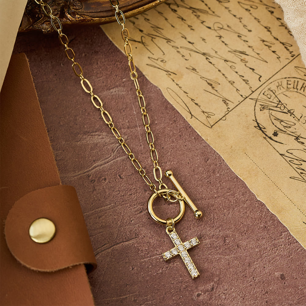 Collar de Cruz con Cierre de Barra y Circonia Pavé: Símbolo de Fe Sagrada y Gracia Natural