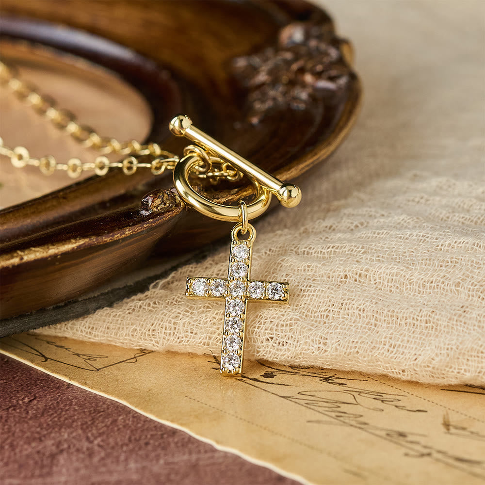 Collar de Cruz con Cierre de Barra y Circonia Pavé: Símbolo de Fe Sagrada y Gracia Natural