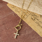 Collar de Cruz con Cierre de Barra y Circonia Pavé: Símbolo de Fe Sagrada y Gracia Natural