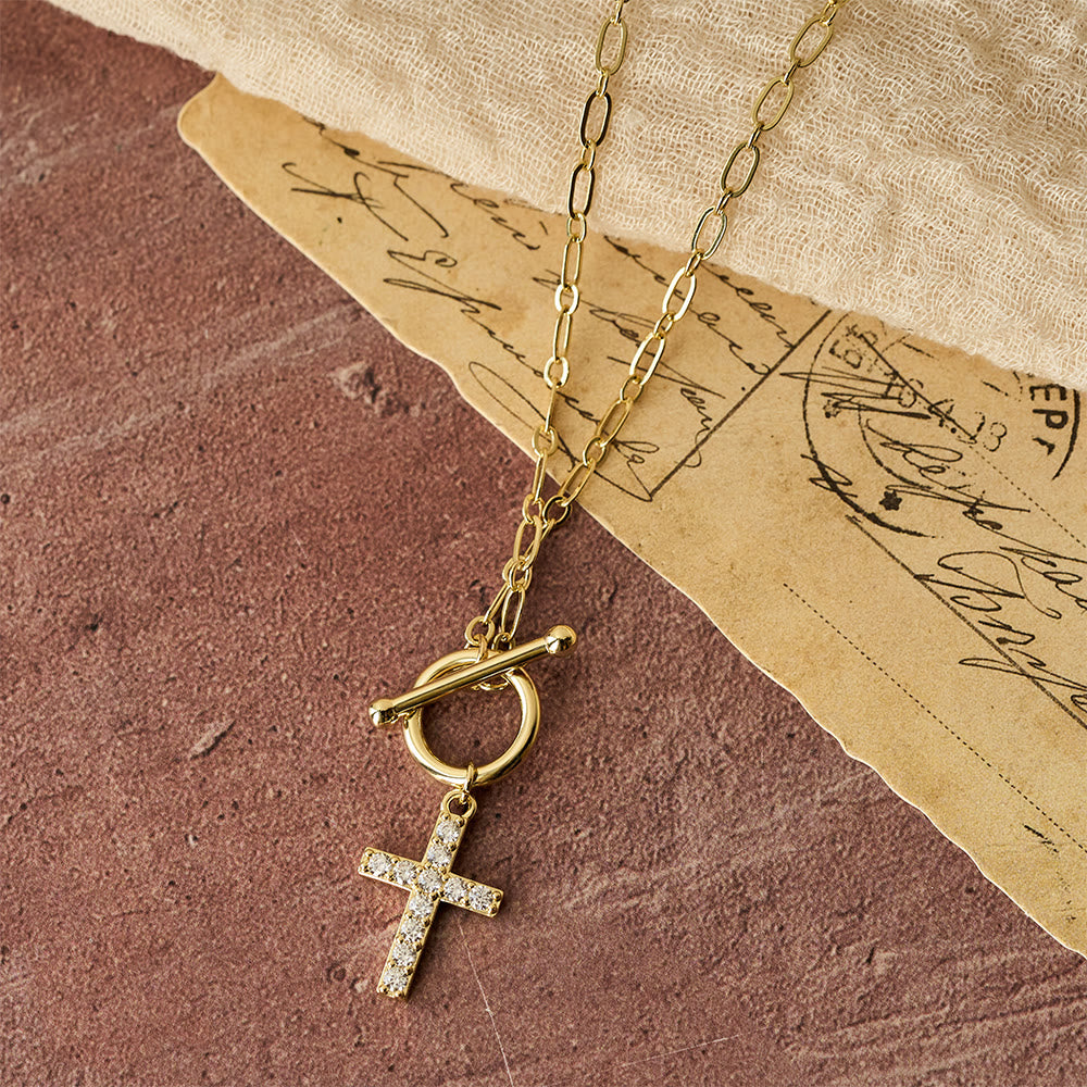 Collar de Cruz con Cierre de Barra y Circonia Pavé: Símbolo de Fe Sagrada y Gracia Natural