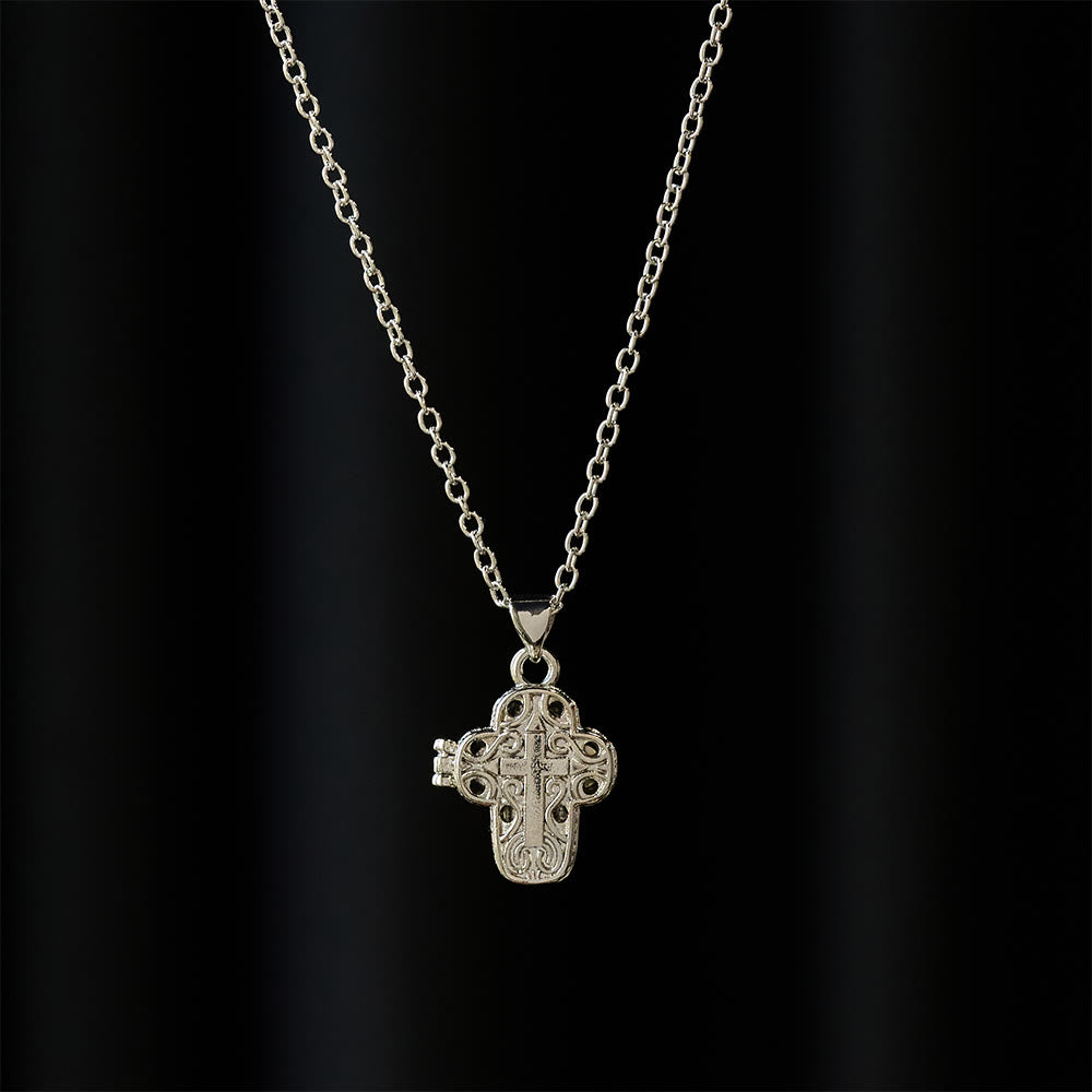 Collar Relicario de Cruz con Filigrana Intrincada: Símbolo de Secreto Sagrado y Devoción