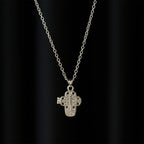 Collar Relicario de Cruz con Filigrana Intrincada: Símbolo de Secreto Sagrado y Devoción