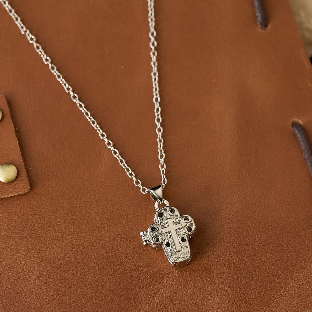 Collar Relicario de Cruz con Filigrana Intrincada: Símbolo de Secreto Sagrado y Devoción