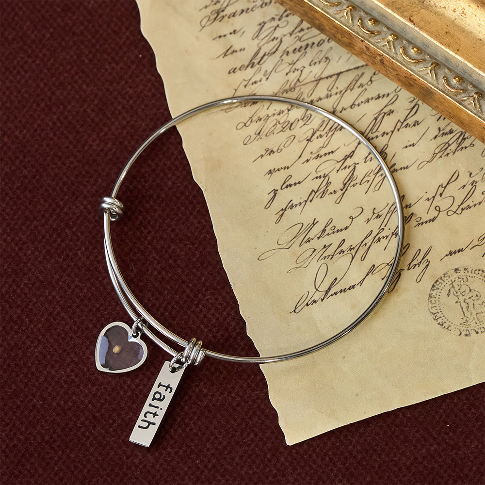 Brazalete Semilla de Mostaza con Dije de Corazón: Símbolo de Fe Inquebrantable y Gracia