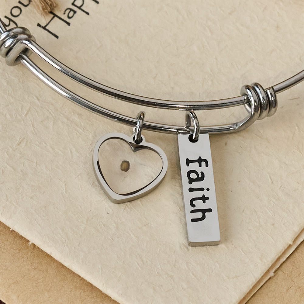 Brazalete Semilla de Mostaza con Dije de Corazón: Símbolo de Fe Inquebrantable y Gracia