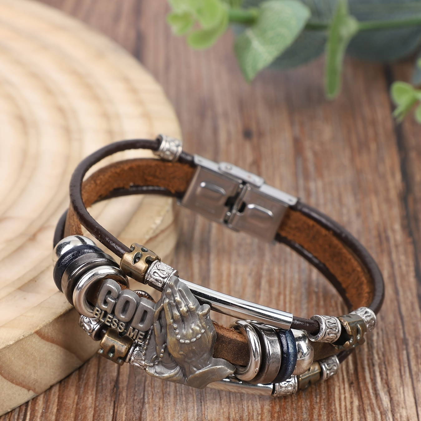 Pulsera de Cuero "Dios me Bendiga" con Manos Orando y Detalles de Metal