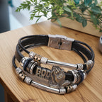 Pulsera de Cuero "Dios me Bendiga" con Manos Orando y Detalles de Metal