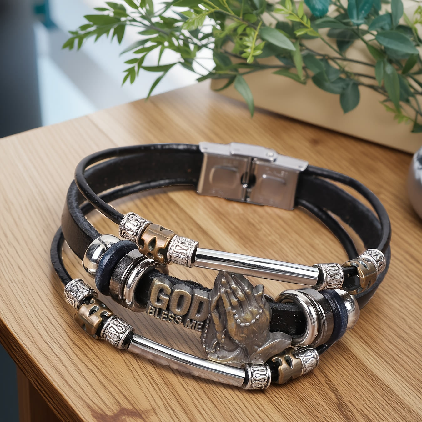 Pulsera de Cuero "Dios me Bendiga" con Manos Orando y Detalles de Metal