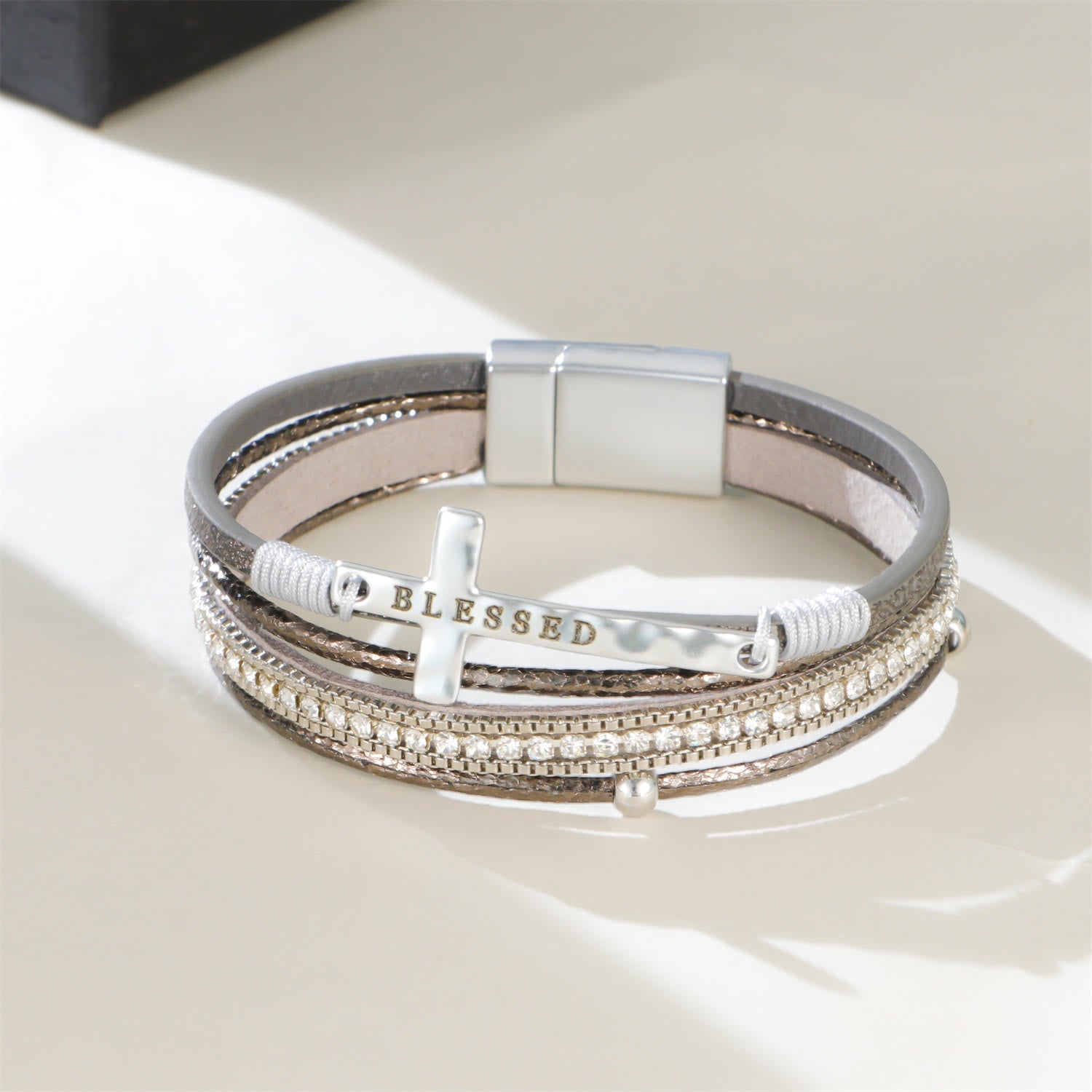 Pulsera de Cuero Multicapa "BENDECIDO" con Cruz y Circonia: Gracia Divina y Gozo Espiritual
