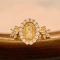Anillo Dorado de la Virgen con Detalles Florales y Halo de Circonia