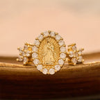 Anillo Dorado de la Virgen con Detalles Florales y Halo de Circonia