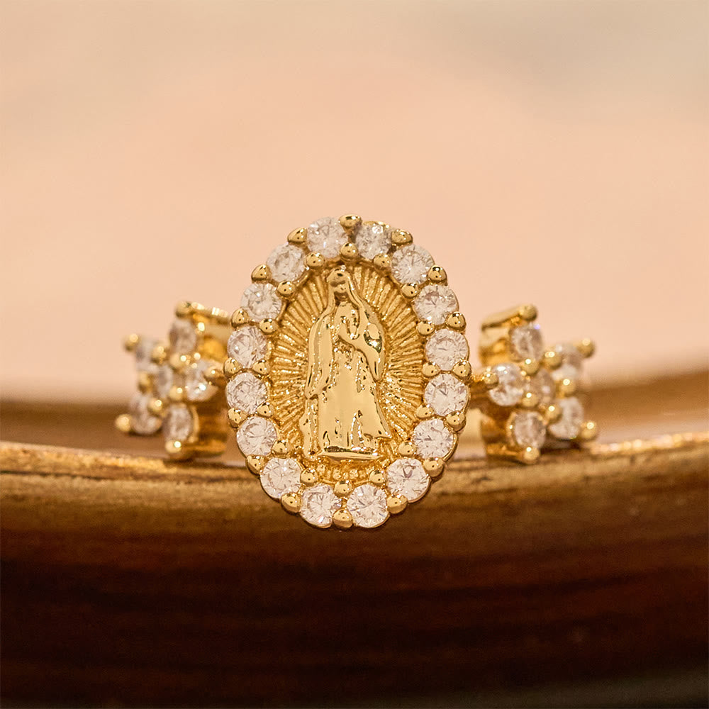 Anillo Dorado de la Virgen con Detalles Florales y Halo de Circonia