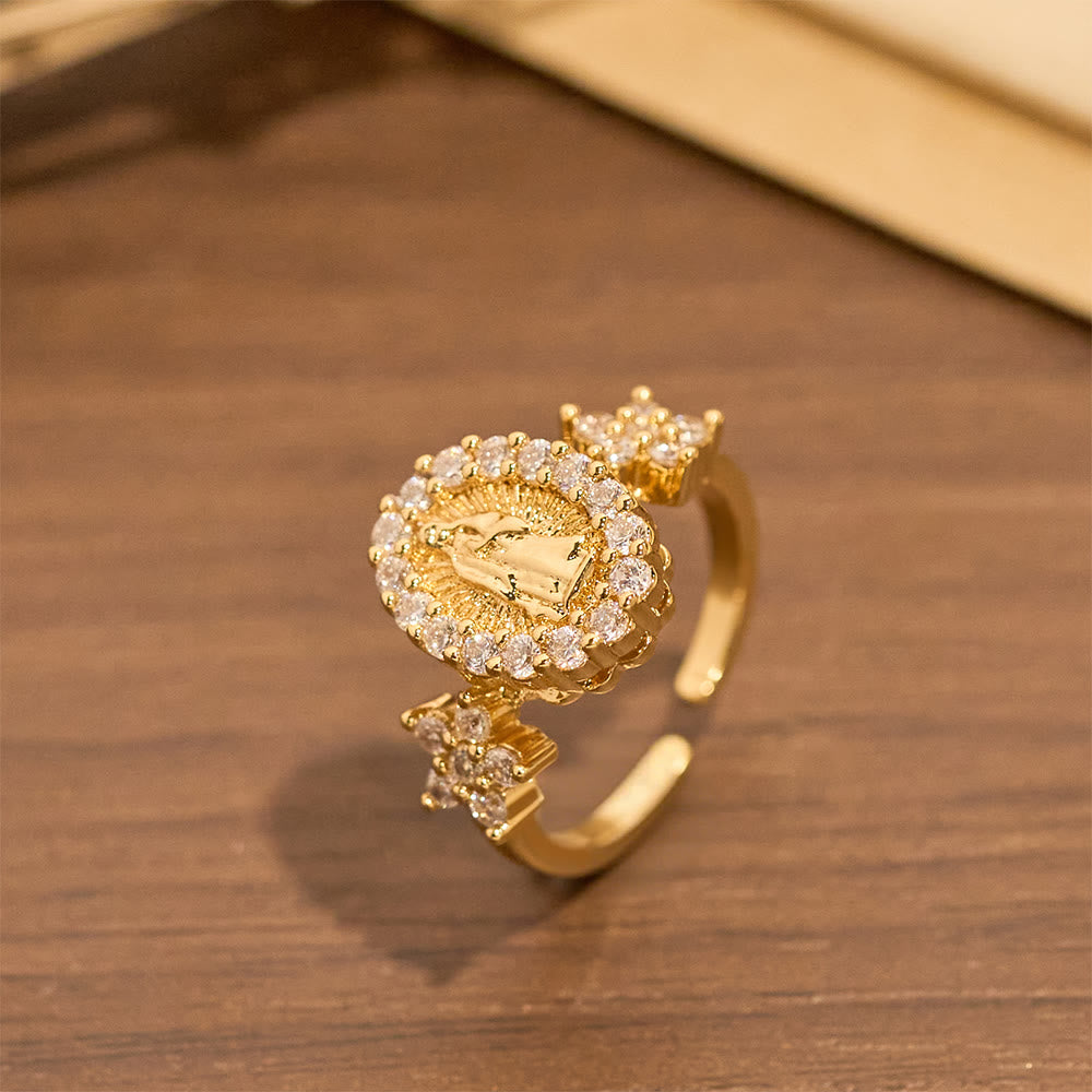 Anillo Dorado de la Virgen con Detalles Florales y Halo de Circonia