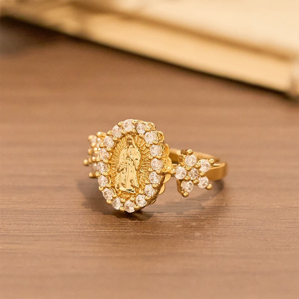 Anillo Dorado de la Virgen con Detalles Florales y Halo de Circonia