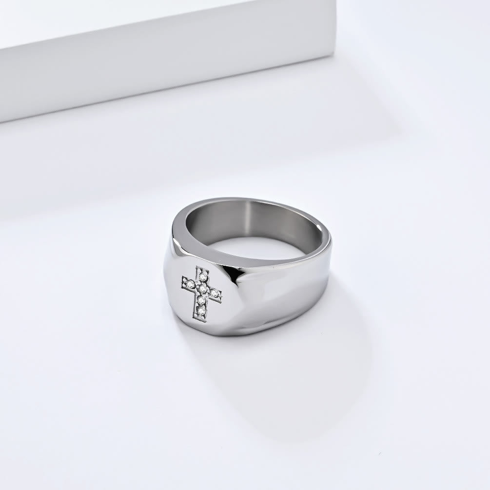 Anillo de Banda Gruesa con Cruz y Circonia en Tres Acabados: Símbolo de Fe Inquebrantable