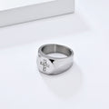 Anillo de Banda Gruesa con Cruz y Circonia en Tres Acabados: Símbolo de Fe Inquebrantable