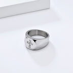 Anillo de Banda Gruesa con Cruz y Circonia en Tres Acabados: Símbolo de Fe Inquebrantable